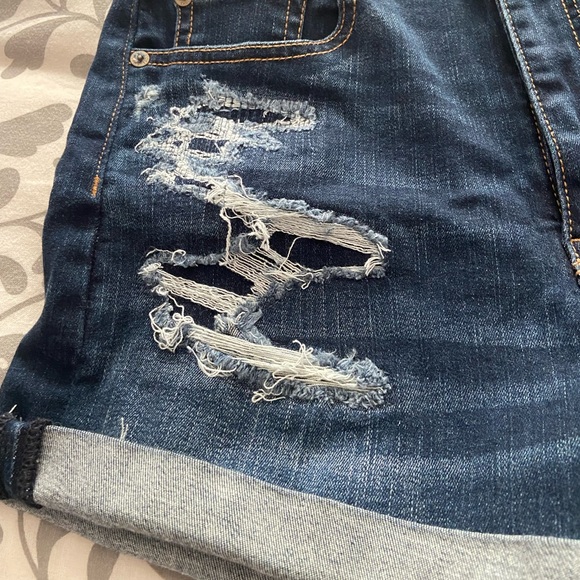 DARK WASH DISTRESSED AE SHORTS - Picture 2 of 4